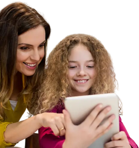 Mutter und Tochter lernen gemeinsam am Tablet mit sofatutor